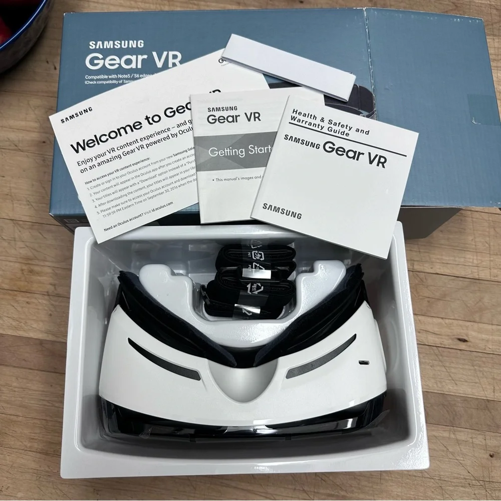 NIB Samsung Gear VR Headset Powered by Oculus